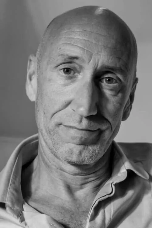 Paul Portelli interpretando a Monsignor