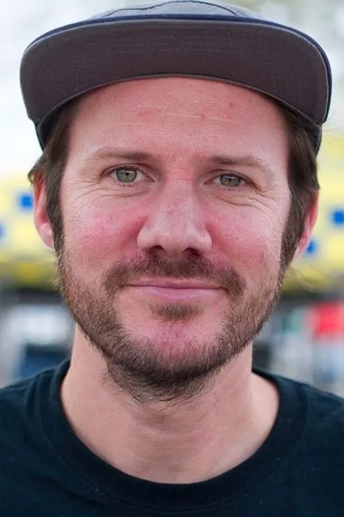 Paul Shier interpretando a Himself