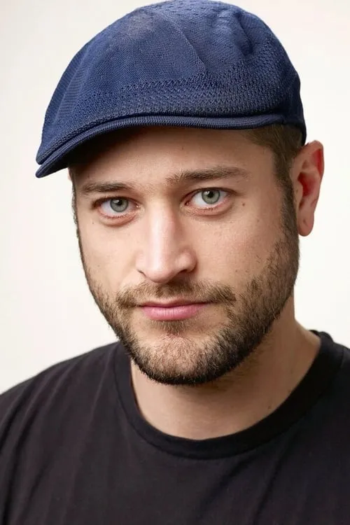 Paul Solet interpretando a Himself