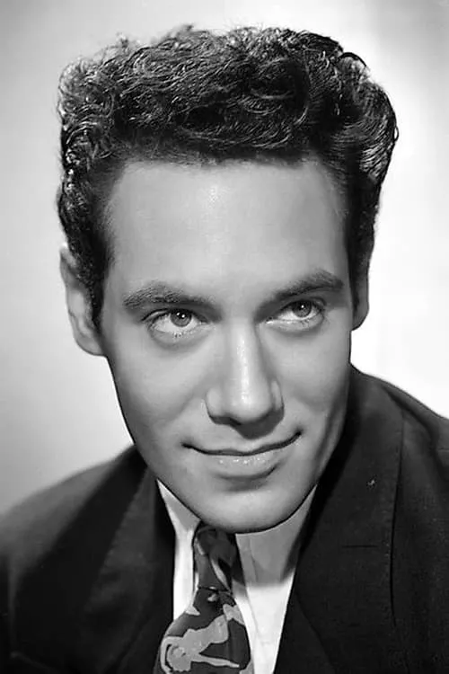 Paul Valentine interpretando a Edmond Devereaux