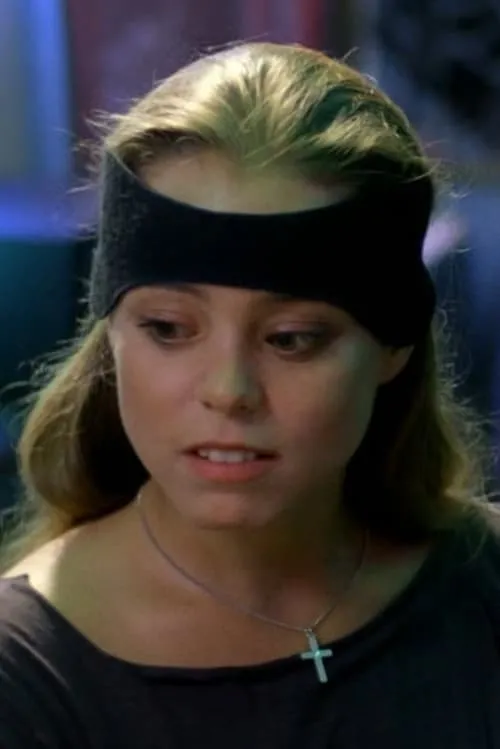 Paula E. Sheppard interpretando a Alice Spages