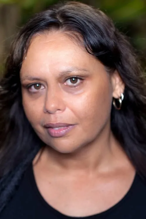 Paula Nazarski interpretando a The Bookstore Owner