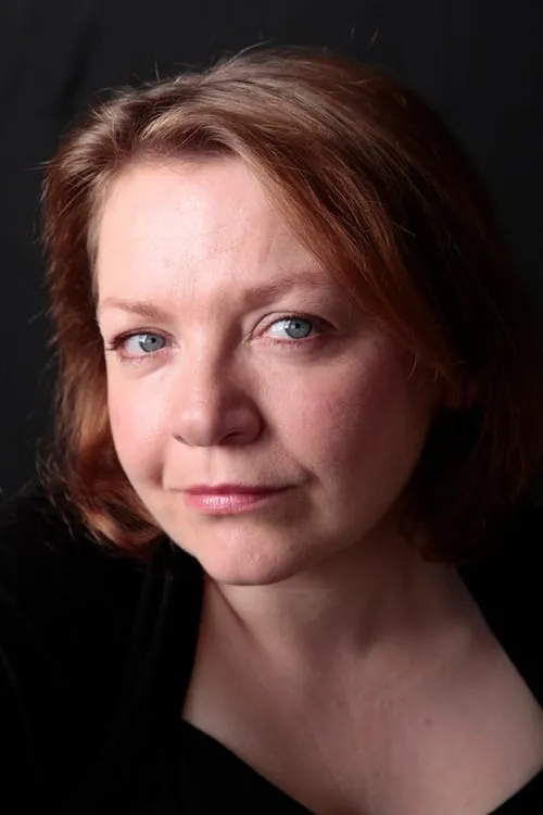 Pauline Lynch interpretando a Sue