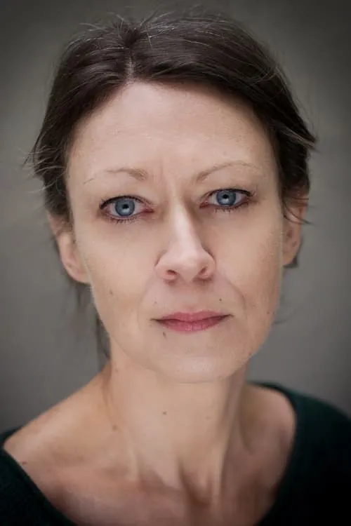 Pauline Turner interpretando a June