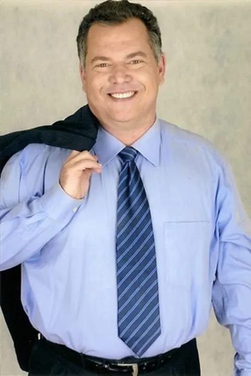 Paulo Ascenção interpretando a Embaixador