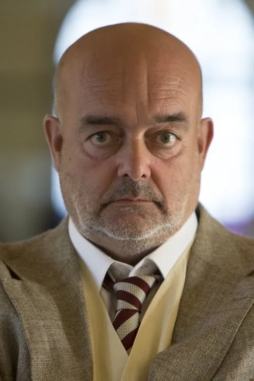 Pedro Cabrita Reis interpretando a Júlio Vaz Simões