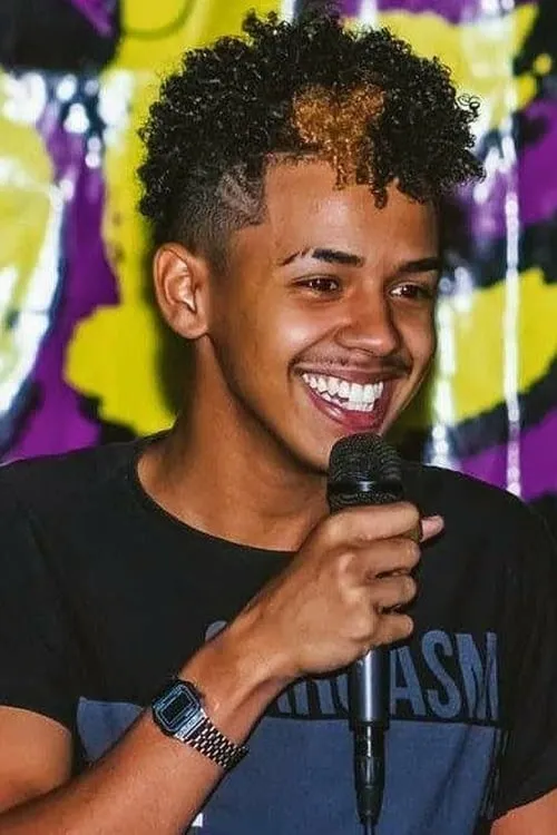 Pedro Ottoni interpretando a Cadu