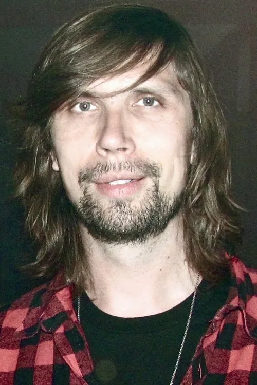 Pedro Winter interpretando a Self