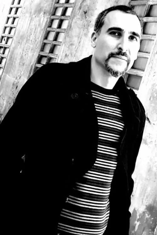 Pere Koniec interpretando a Policía en el parking