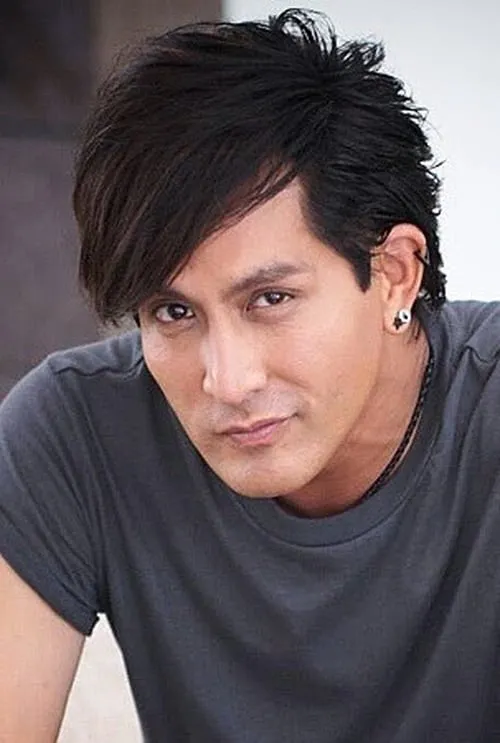 Pete Thongchua interpretando a Nguan