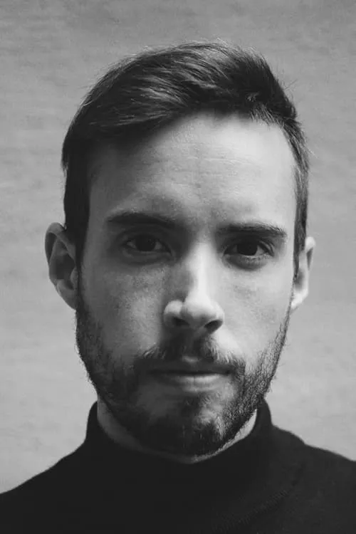 Peter Åström interpretando a Henning Olausson