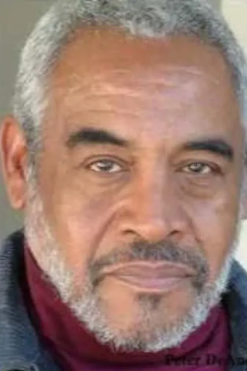 Peter De Anda interpretando a Foster parent