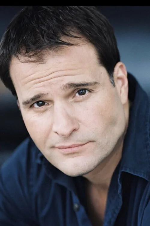 Peter DeLuise interpretando a John Doyle