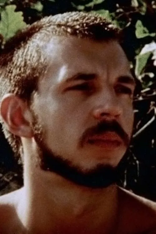 Peter Fisk interpretando a 