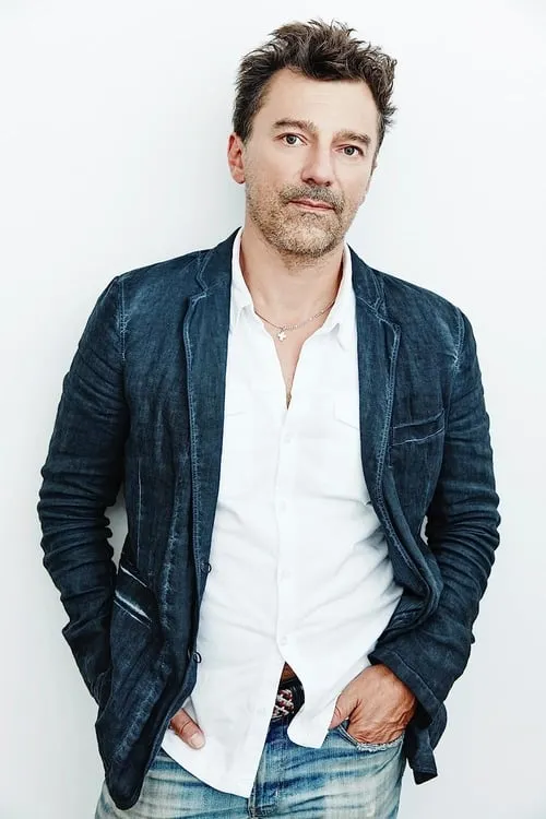 Peter Gentile interpretando a Bartender