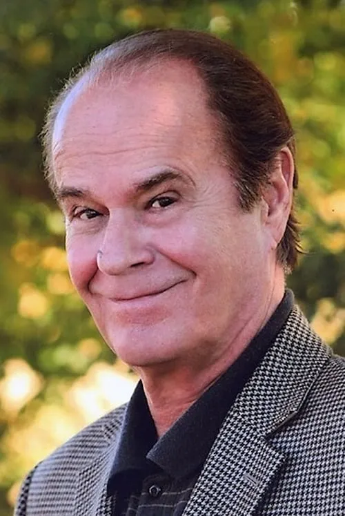 Peter Henry Schroeder interpretando a Nick Kristidis