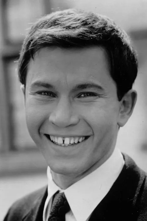 Peter Kastner interpretando a Peter Marks