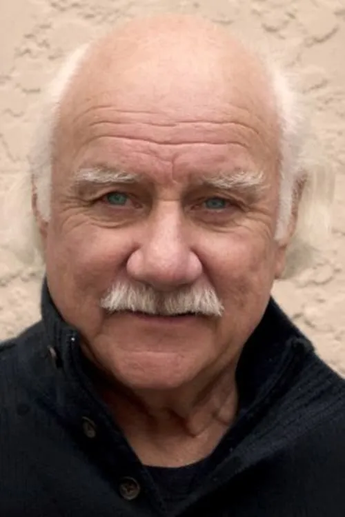 Peter Michael Goetz interpretando a John MacKenzie