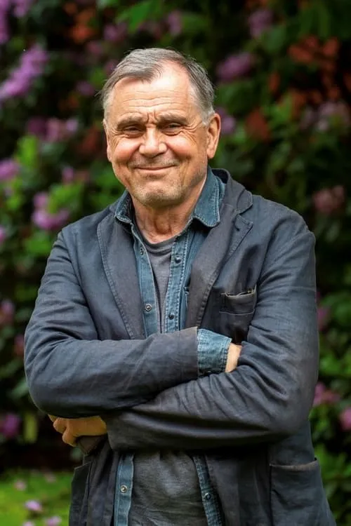 Peter Oskarson interpretando a Stage Director 