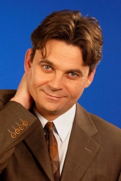 Péter R. Kárpáti interpretando a Rácz Endre