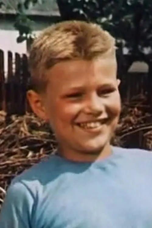 Peter Schmidt interpretando a Klaus