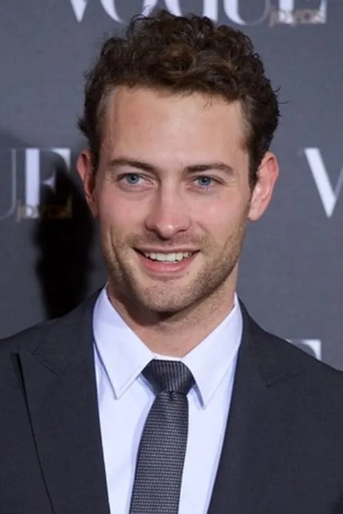 Peter Vives interpretando a Father Oscar Lobato