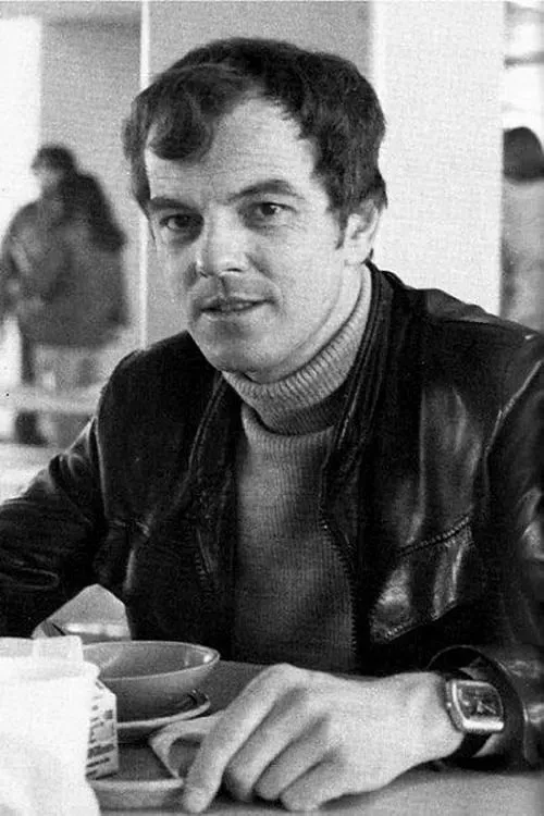 Peter Watkins interpretando a Himself