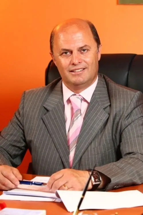 Petrit Malaj interpretando a Petriti