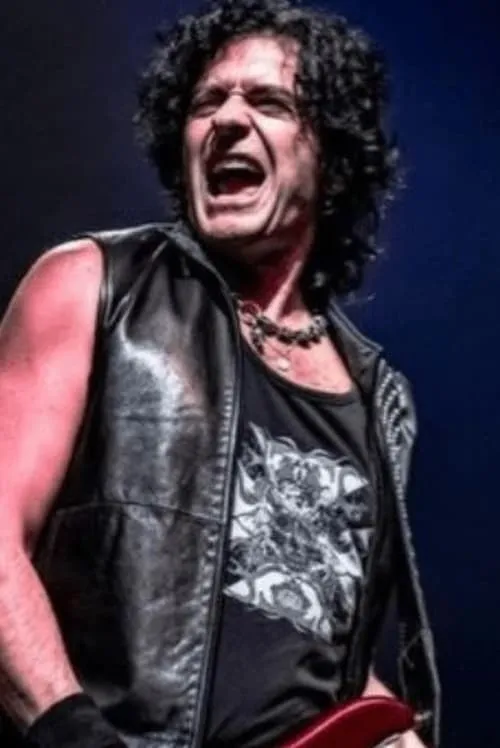 Phil Soussan interpretando a Self