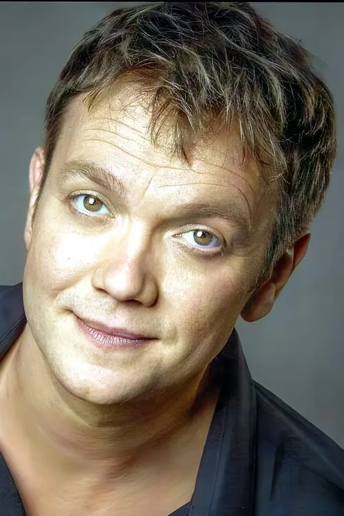 Philip DeWilde interpretando a Trevor Fleming