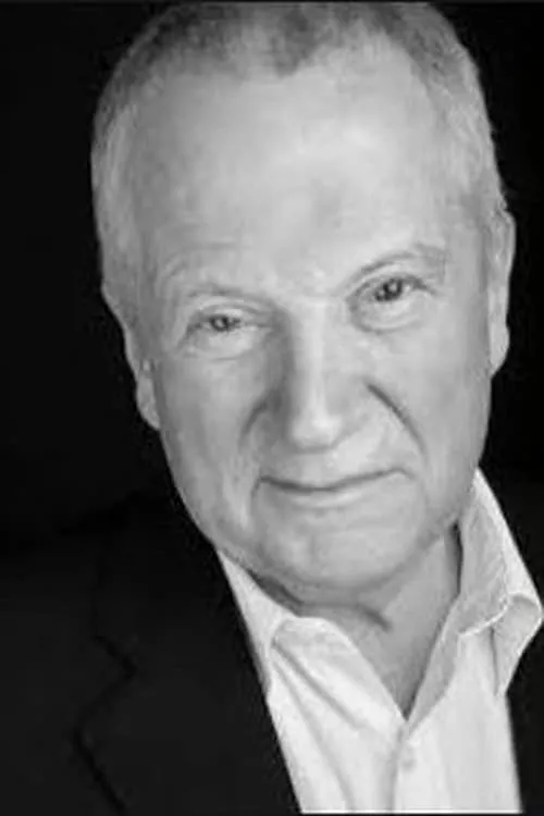 Philip McGough interpretando a Douglas