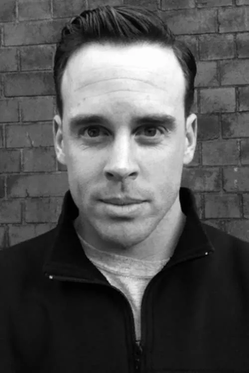 Philip Partridge interpretando a Man on Phone