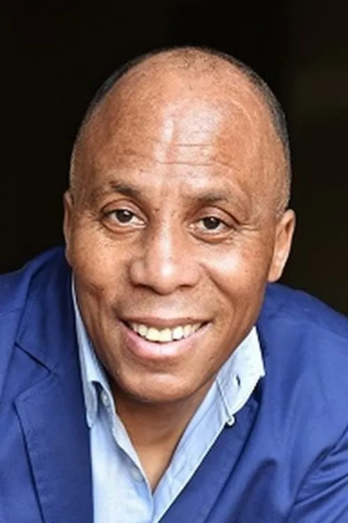 Philippe Boa interpretando a Omino