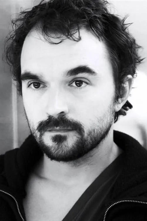 Philippe Calvario interpretando a Ian