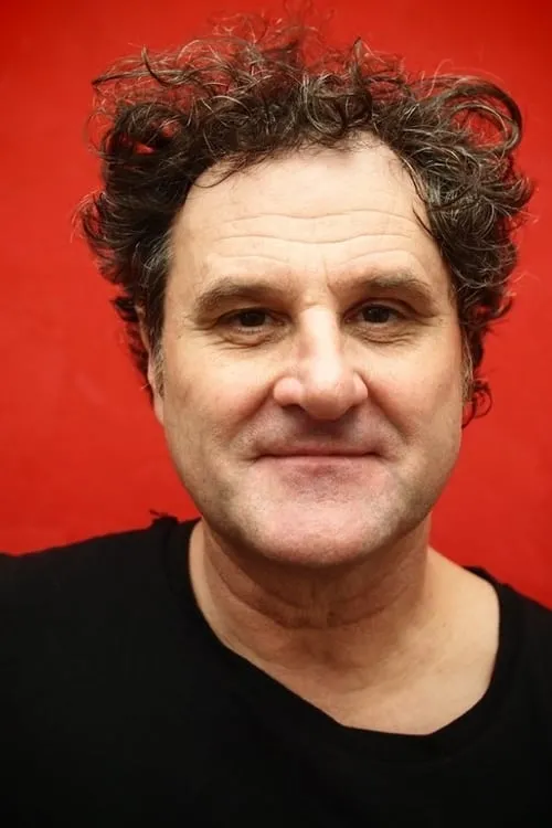 Philippe Martz interpretando a Bertoli