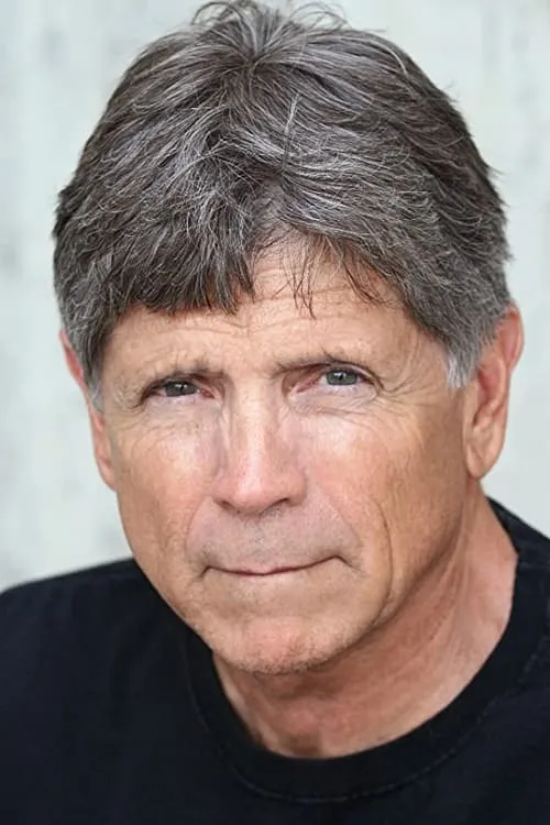 Phillip Cook interpretando a Victor