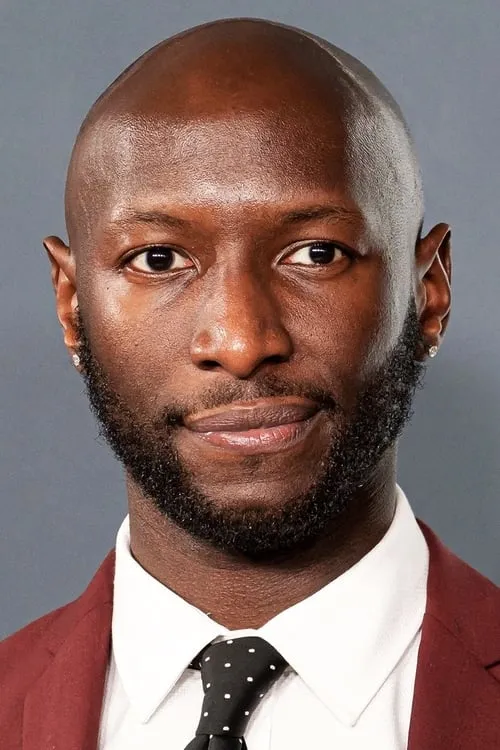 Phillip James Brannon interpretando a Leo