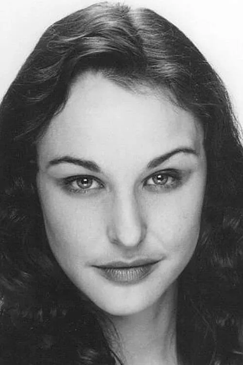 Phoebe Dollar interpretando a Sophia