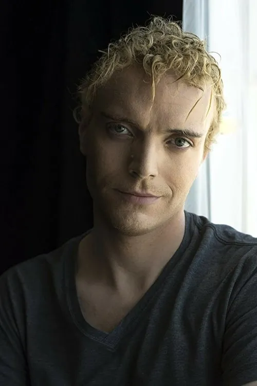 Phoenix Jd Gabe interpretando a Reporter #7