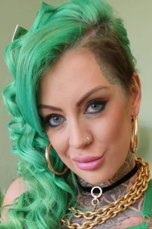 Phoenix Madina interpretando a (archive footage)