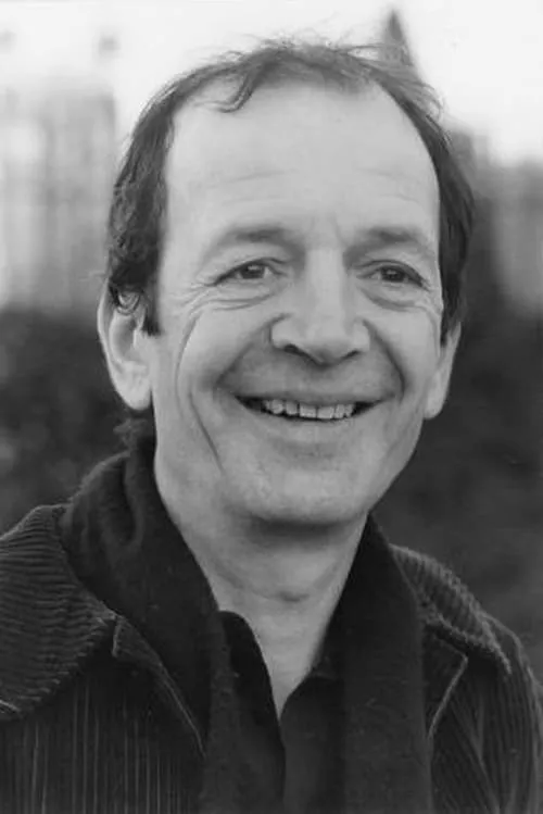 Pierre Baillot interpretando a Man at cafe