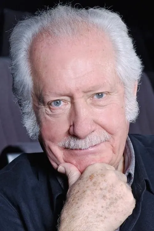 Pierre Bellemare interpretando a Radio Narrator