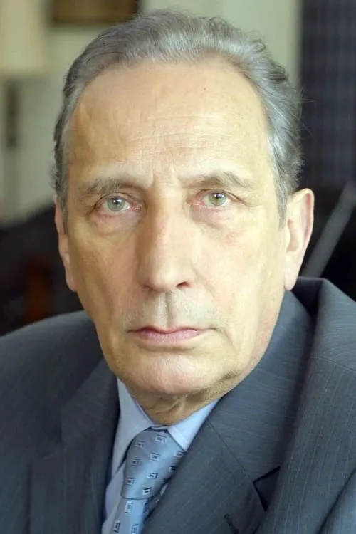 Pierre Debauche interpretando a Dom Louis