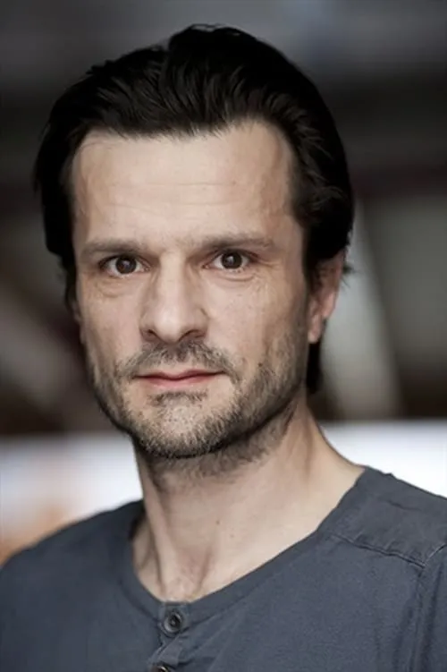 Pierre Hiessler interpretando a 