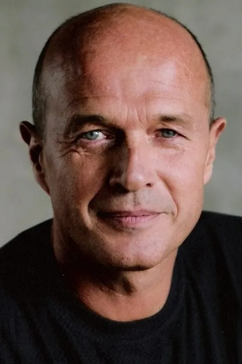 Pierre Malet interpretando a Roland