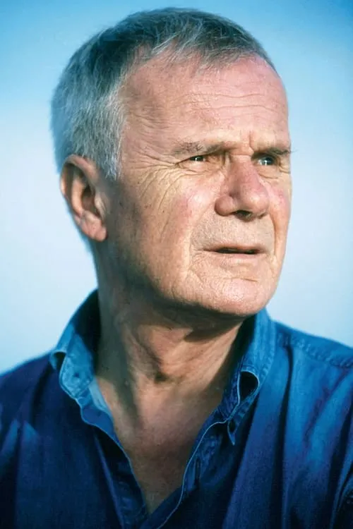 Pierre Schoendoerffer interpretando a Self