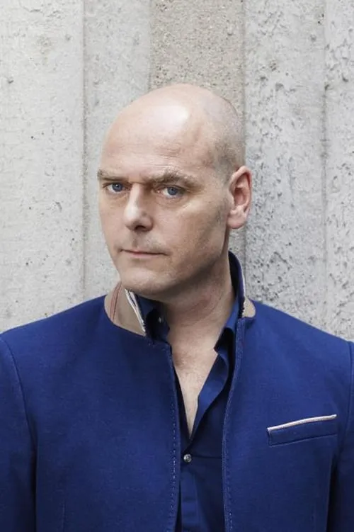 Pieter van der Sman interpretando a Dirk Lagerwaard