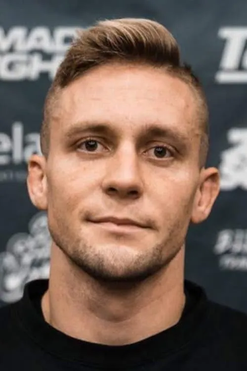 PJ Barch interpretando a Self