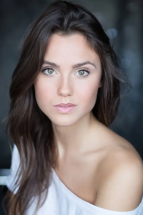Poppy Drayton interpretando a Elizabeth