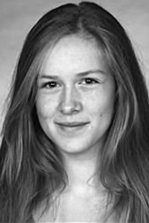 Poppy Rogers interpretando a Bea